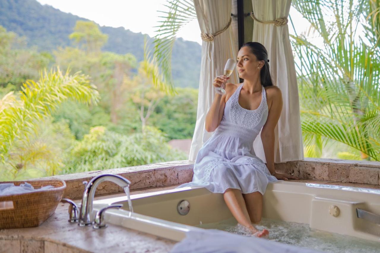 Deluxe Bungalow Bathtub
