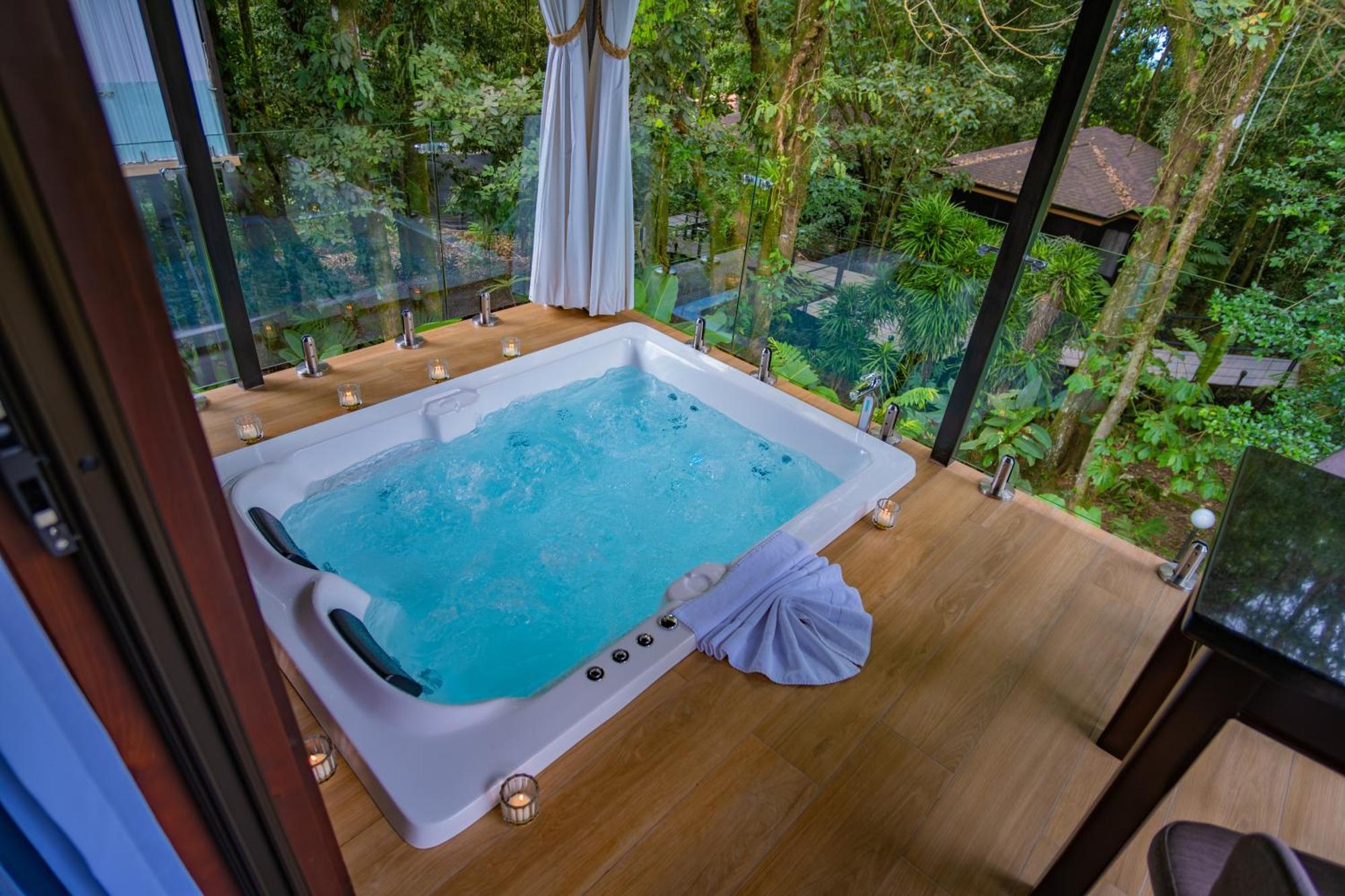 Deluxe Bungalow Bathtub